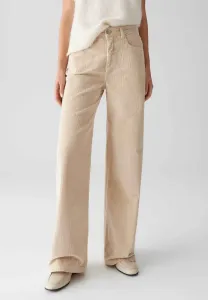 Широкие ноги используются для создания эффекта широких ног Opus, Macadamia