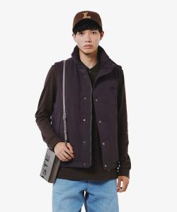 Пуховый жилет с высоким воротником на молнии, сертифицированный RDS, водонепроницаемый и дышащий.