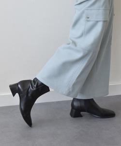 Короткие сапоги с квадратным носком и расклешенным каблуком Angel Alarcon, цвет Bl