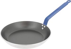 Сковорода CHOC RESTO INDUCTION круглая, из алюминия, с антипригарным покрытием De Buyer, толщина стенок 5 мм, длина 9,5 дюймов, синяя ручка