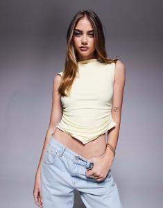 Топ ASOS DESIGN с косым вырезом и рукавами-крылышками, сборками по бокам, пастельно-желтого цвета