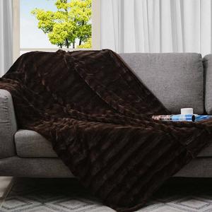 Одеяло из искусственного меха Cheer Collection, роскошное одеяло и плед для дивана — 60 x 70 дюймов, цвет Chocolate