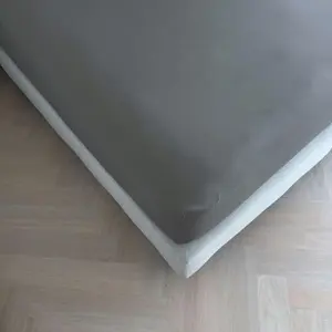 Простыня на резинке Kayori Emma, джинсовая, 90х200 см, 100% хлопок-сатин, высота матраса до 35 см Three Lilies B.V.