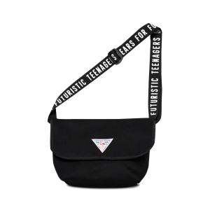 Маленькая сумка-мессенджер, сделанная человеком, черная