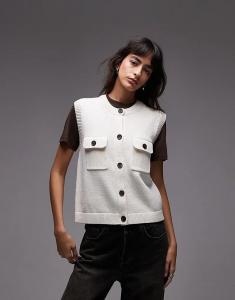 Вязаный жилет ARKET с пуговицами спереди и накладными карманами в цвете «кремовый»