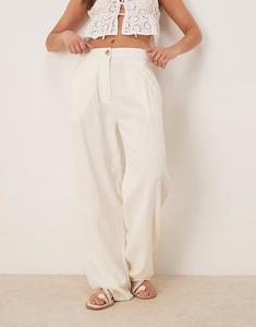 Брюки зауженного кроя со складками спереди ASOS DESIGN из льна кремового цвета