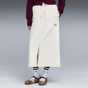 Женская юбка-карандаш, напоминающая джинсовую ткань.