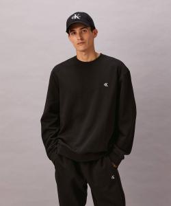 (M) Флисовый пуловер с круглым вырезом и архивным логотипом Calvin Klein, джинсы Calvin Klein, 40QM430