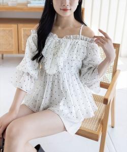 Блузка с оборками спереди и открытыми плечами