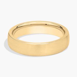 Обручальное кольцо с матовым низким куполом Comfort Fit из желтого золота 14 карат (5 мм) Blue Nile