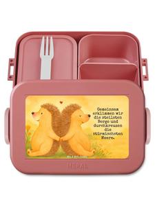 Mr. & Mrs. Panda Дизайн бенто-бокса: ежик, держащий лапки, с надписью пастельно-красного цвета