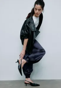 Туфли на каблуке с v-образным вырезом и классическим дизайном Stradivarius, Black