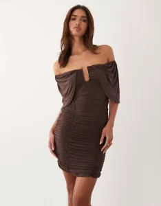 Шоколадное мини-платье с открытыми плечами, рукавами-накидкой и фурнитурой ASOS DESIGN
