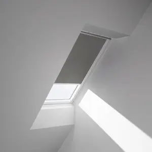 Затемняющая рулонная штора DKL SK08 0705SWL затемняющая, установка без сверления в направляющих, белые направляющие и ручка Velux, серый/белый