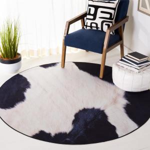 Ковер SAFAVIEH, 122 x 122 см, из коллекции Washable Rug Faux Hide — круглый, цвета ivory и dark blue, нескользящий, с принтом cow print, идеально подходит для гостиной, спальни, домашнего офиса, столовой (FAH548A)
