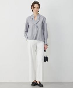 Блузка-пуловер с широкими оборками, выполненная в лаконичном стиле.