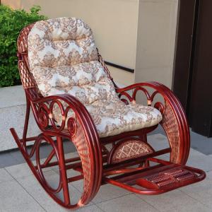 Плетеное кресло-качалка из натурального ротанга с массажной подножкой и мягкой подушкой