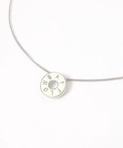 Кулон в виде пончика с логотипом