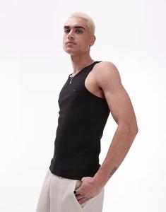 Майка Tommy Jeans с маленьким флагом в рубчик черного цвета