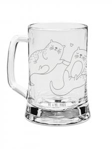 Пивная кружка, выдра держит руки без лозунга на баннере Mr. & Mrs. Panda