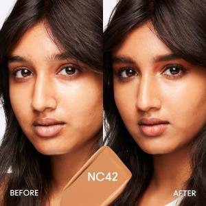 Тональный крем Studio Fix Fluid SPF15 с матирующим эффектом и контролем жирности кожи на 24 часа. MAC, NC42 (true medium beige with golden undertone for medium skin)