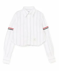 Укороченная рубашка с заостренным воротником на пуговицах и нарукавниками в полоску цвета «Теневая полоска» (оксфордский стиль).