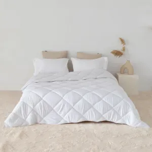 Одеяло 450 г 240 x 220 см 100% микрофибра (внешняя часть) 100% полиэстер (наполнитель) Сделано в Европе HAPPY FRIDAY S.L.