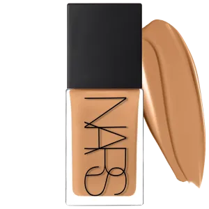 Светоотражающая тональная основа средней степени покрытия с пептидами какао, улучшающая состояние кожи. NARS, 1 oz/30 mL, C&aacute;diz