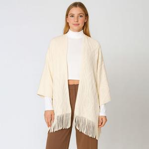 Шарф-накидка-кардиган с бахромой, связанный крючком TRUEDAMES, айвори