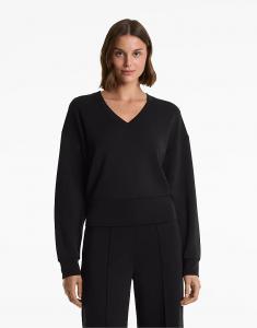 Толстовка OYSHO с V-образным вырезом и приталенной талией из мягкого модала черного цвета