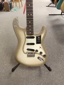 Новая гитара Fender Vintera II Antigua Stratocaster 70-летия 2024 года с жестким футляром