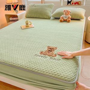 Yalu Комплект постельного белья из 3 предметов (простыня на резинке 150х200 см, 2 наволочки), вельвет, флисовая подкладка, утепленный, цвет Caramel Bear-Green