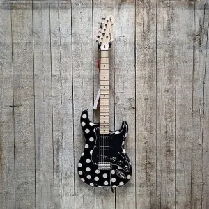 Fender Buddy Guy Standard Stratocaster с кленовым грифом в горошек