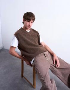 Трикотажный жилет свободного кроя с V-образным вырезом коричневого цвета Topman