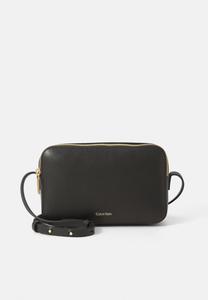 Сумка кросс-боди Calvin Klein EMBOSSED LOGO, Black/Toasted Coconut/Black