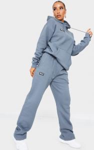 PrettyLittleThing Темно-серые джоггеры прямого кроя с логотипом и значком