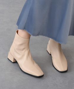 Короткие сапоги на низком каблуке с квадратным носком Angel Alarcon, цвет Bg