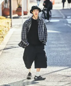 Карго-шорты из рипстопа с камуфляжным рисунком и изогнутым силуэтом