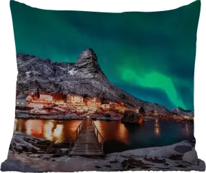 Подушка для улицы - Северное сияние - Исландия - Снег - Деревня - Зеленый - Горы - 60 x 60 см - Устойчива к погодным условиям - Подушка для отдыха - Декоративная - Подушка для сна MuchoWow