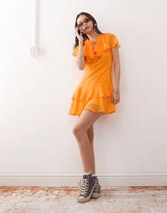 Мини-платье Reclaimed Vintage с накидкой и ярусами оранжевого цвета