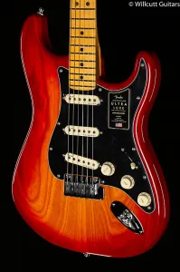 Fender American Ultra Luxe Stratocaster с грифом из клена, цвет Plasma Red Burst (092)