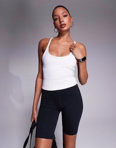 4505 Icon мягкий топ для йоги с внутренним бюстгальтером и регулируемыми бретелями белого цвета