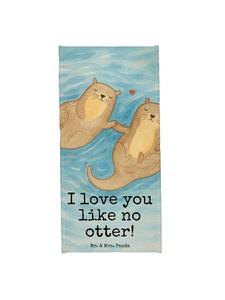 Mr. & Mrs. Panda Банное полотенце с рисунком, изображающим лапы выдры, держащих что-то в руках, и надписью белого цвета