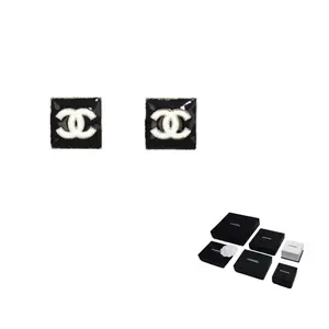 Серьги-гвоздики женские CHANEL