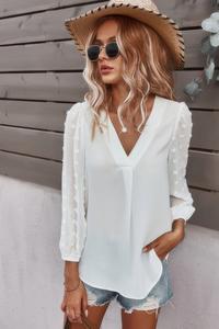 Сплошная рубашка с V-образным вырезом и фонарными рукавами в горошек TRUEDAMES, белый