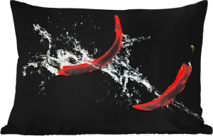 Подушка для улицы - Чили-перец - Натюрморт - Вода - Черный - Красный - 50x30 см - Устойчива к погодным условиям - Подушка для отдыха - Подушка для дивана - Украшение для гостиной MuchoWow
