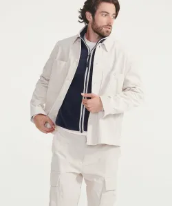 Вельветовая рубашка-куртка с большим карманом и вышитым логотипом в одной точке.