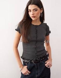 Футболка Monki структурированная трикотажная с оборкой по низу, темно-серого цвета