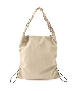 (L) Сумка-тоут с одной ручкой и украшениями.