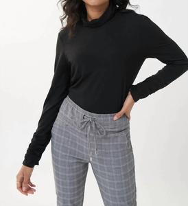 Приталенный топ с воротником-стойкой черного цвета Joseph Ribkoff, черный